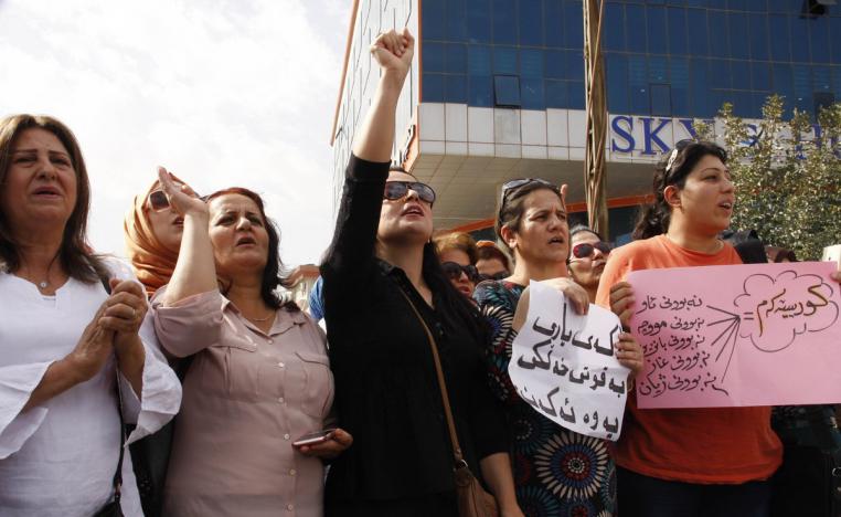 الموظفون يدفعون فاتورة السياسيين
