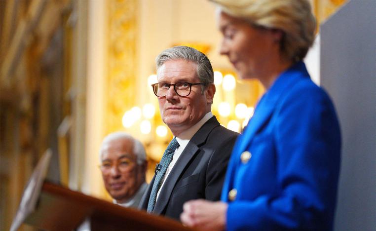 UK Prime Minister Keir Starmer (C) and European Commission President Ursula von der Leyen 