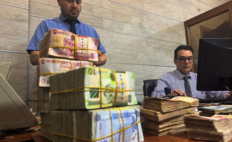 نقود مزيفة في خضم أزمات التضخم والانقسام المالي