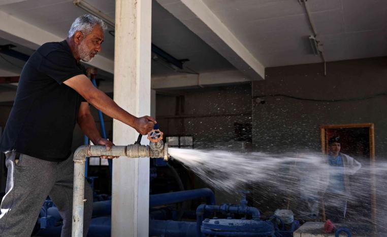 عمال الصيانة يبذلون جهودا لإعادة المياه إلى الفلسطينيين