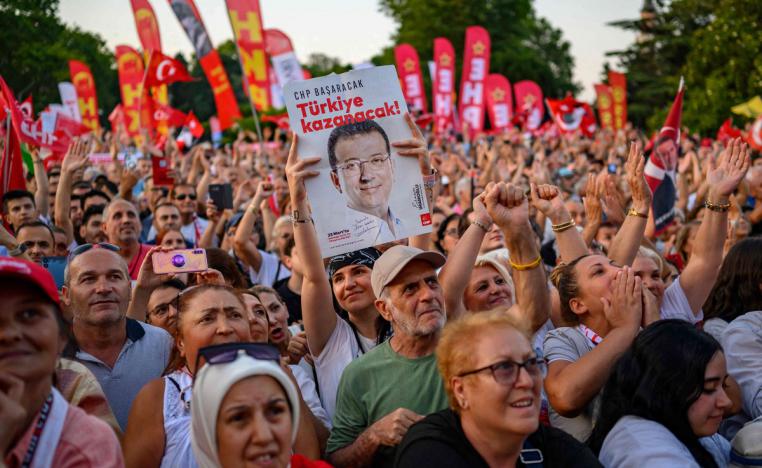 أنصار أكرم إمام أوغلو يتطلعون إلى تغيير سياسي عميق 