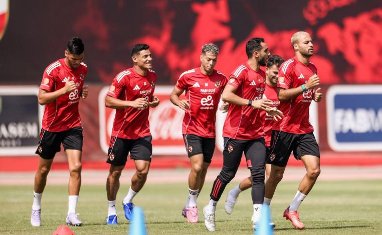 غياب رباعي الدفاع الأساسي قد يعقد مهمة الأهلي