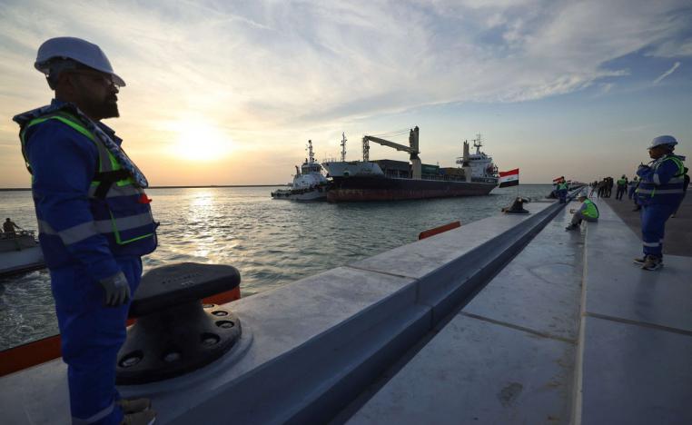 العراق يقول إنه لا توجد أي عمليات تهريب أو خلط نفط ايراني في موانئه