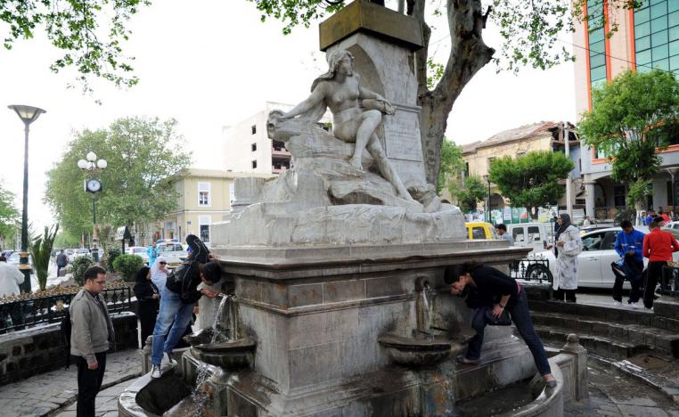 التمثال يعتبر معلم من معالم المدينة