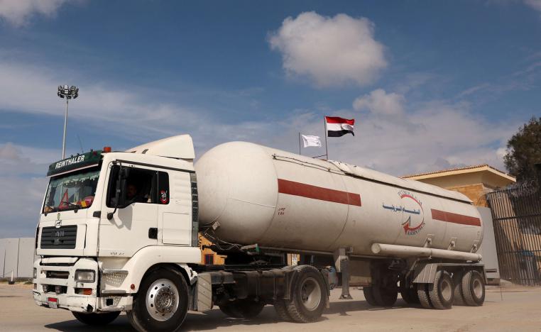 وصول الوقود يمثل بصيص أمل وسط العتمة