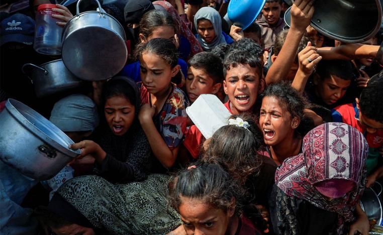 Palestinian children seeking food