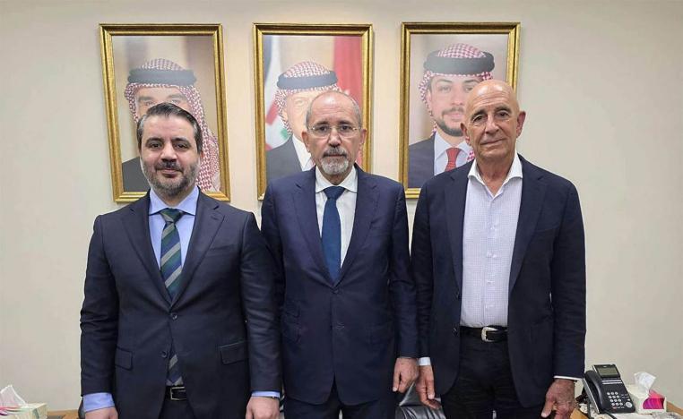 Syrian FM (L) and the US envoy to Syria Thomas Barrack )R) will attend