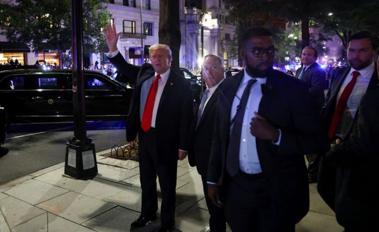 حراس ترامب أبعدوا المتظاهرين الغاضبين