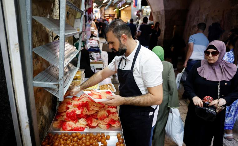 الفلسطينيون يبحثون عن أبسط مقومات العيش الكريم