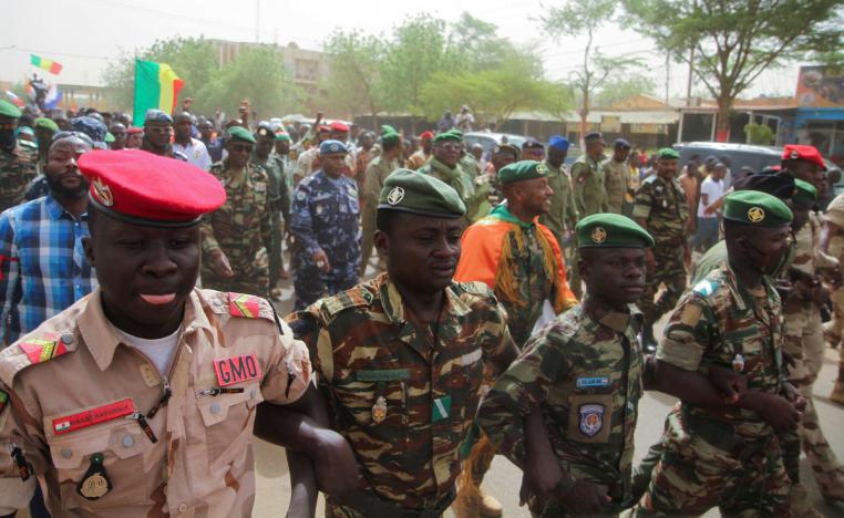 النظام العسكري يواجه صعوبة في احتواء الأزمات