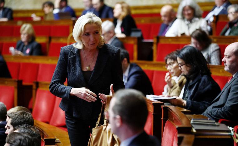 اليمين المتطرف يُطلق رصاصة الرحمة على امتيازات المهاجرين الجزائريين