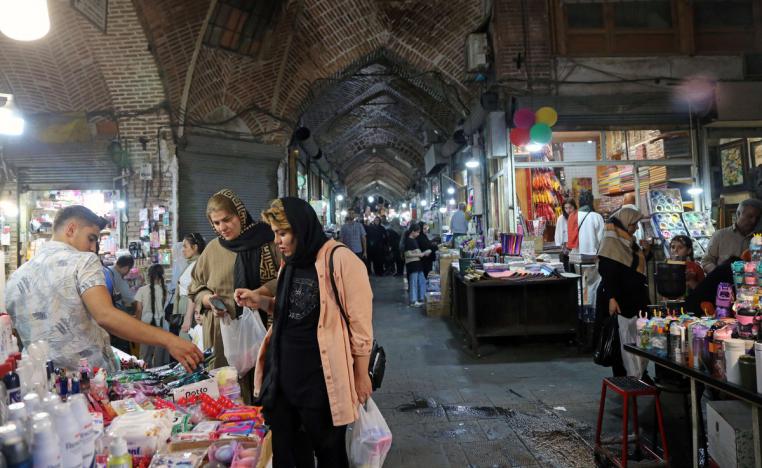 التضخم ينسف المقدرة الشرائية للإيرانيين 