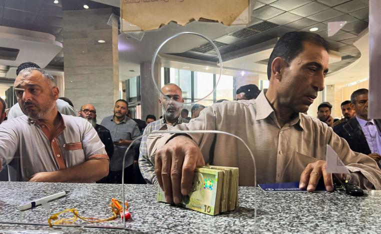 الليبيون يدفعون ثمن الفشل في توحيد السياسة المالية 