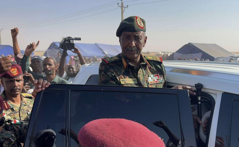 البرهان يسعى إلى رفع معنويات قواته بعد تتالي هزائمها 