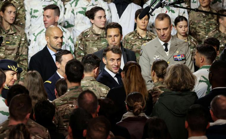 الرئيس الفرنسي يتطلع إلى بناء قوة احتياط أكبر وأكثر تدريباً