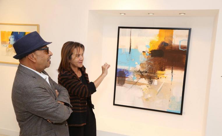 في عمق لوحات العامري تتفجر الألوان 