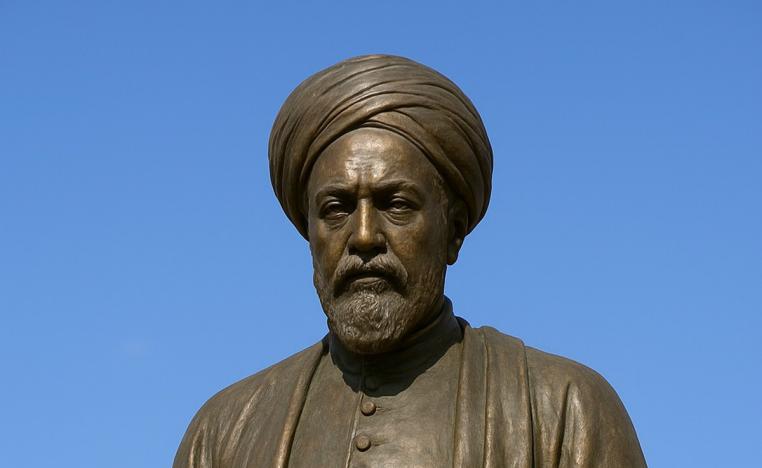 نصنع لرواد الفكر تماثيل ذهبية بعد رحيلهم