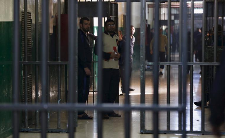 فضاء متوتر بين قطبين 