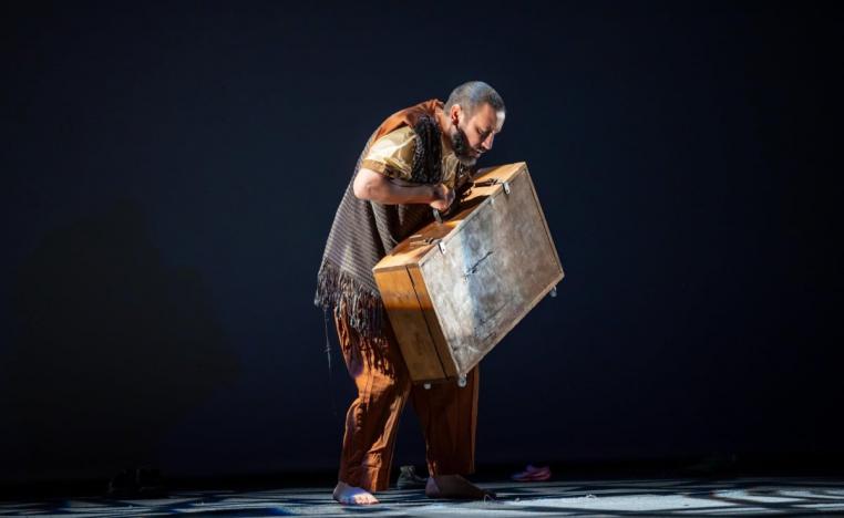 ماسح الأحذية يحاكي معاناة المواطن العربي