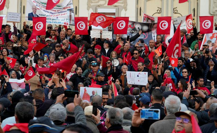 شارع الحبيب بورقيبة بالعاصمة يحتضن احتفالات التونسيين بعيد الثورة 