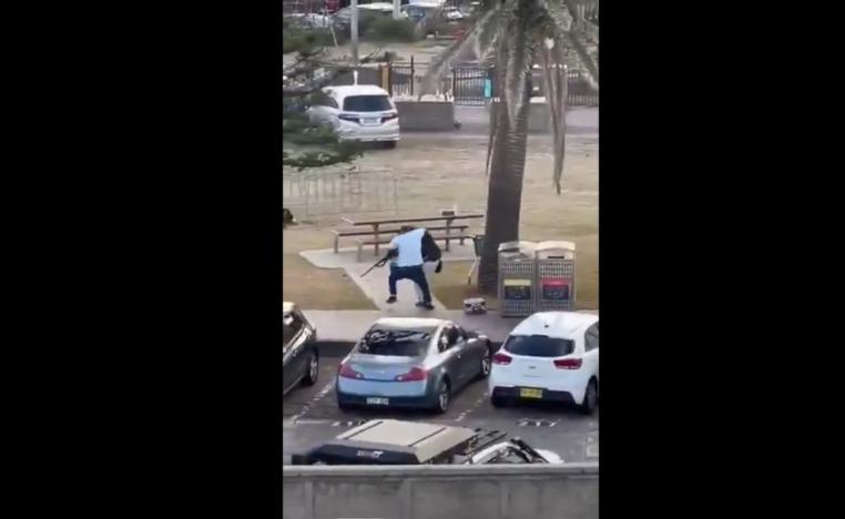 لقطة تظهر الرجل المسلم وهو ينقض على المهاجم وينتزع سلاحه