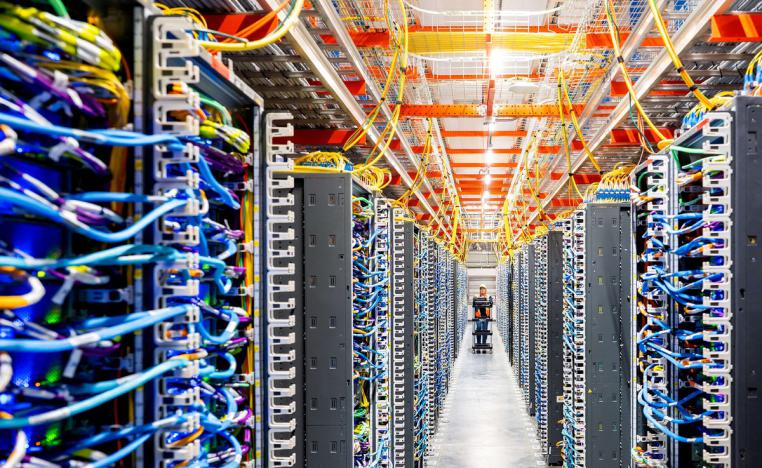 الإنسان سوف يندمج مع العالم السيبراني الرقمي