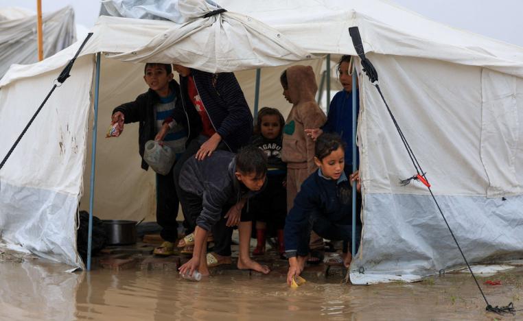 شتاء قاس يعمق جراح الغزيين