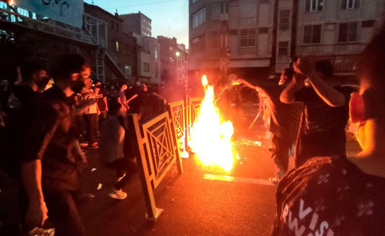 إيران تتوجس من أن يؤدي أي قمع للاحتجاجات إلى تعاظمها 