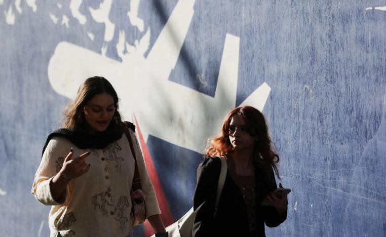 التمرد على قواعد اللباس الصارمة يستفز النظام الإيراني 