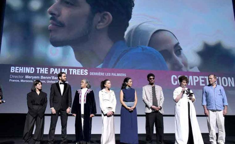 'خلف أشجار النخيل'