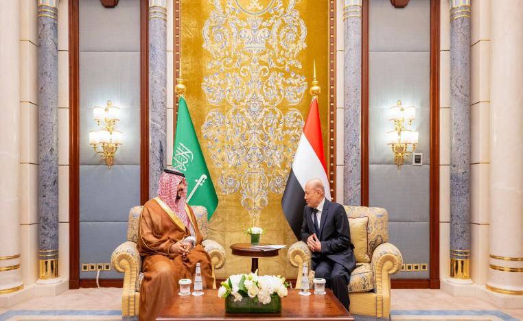 العليمي يحمل ملف حضرموت الشائك إلى السعودية