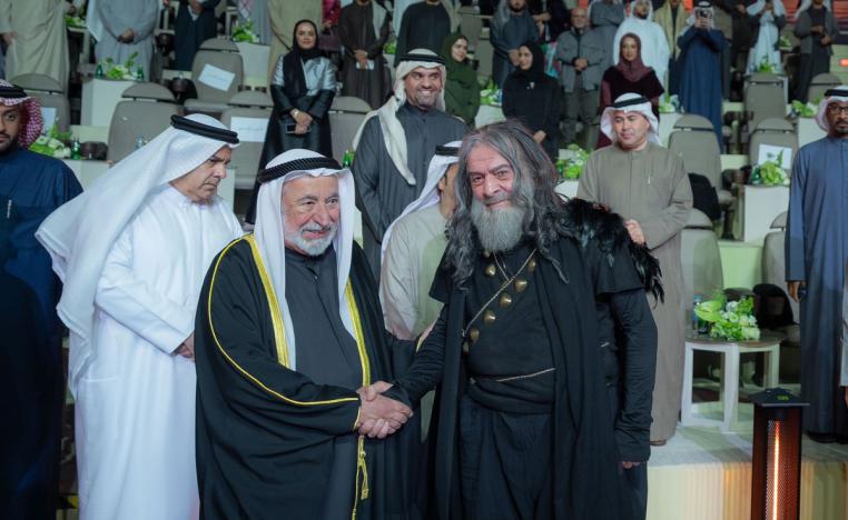 حاكم الشارقة يلتقي بفريق العمل المسرحي من ممثلين ومؤدين وفنيين