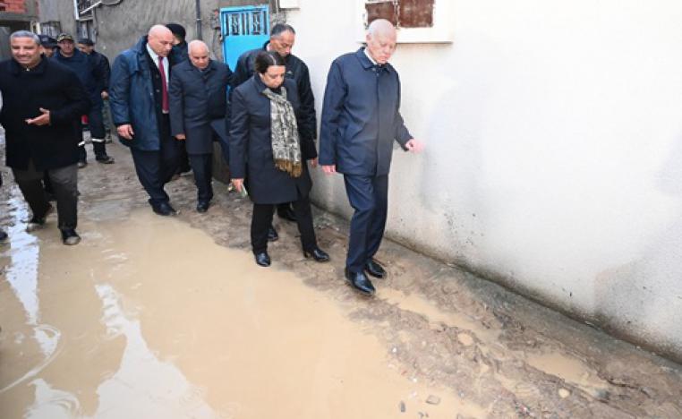 قيس سعيد يعاين بنفسه الأضرار الناجمة عن السيول في الأحياء الشعبية