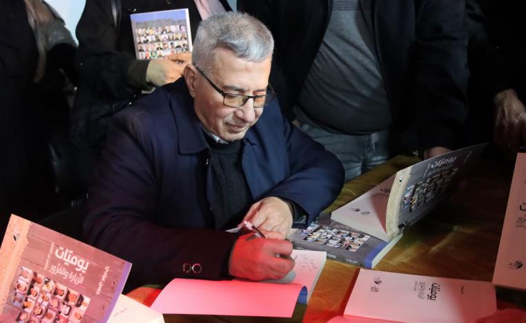  عبادي يوقع كتابه في مخيم بلاطة