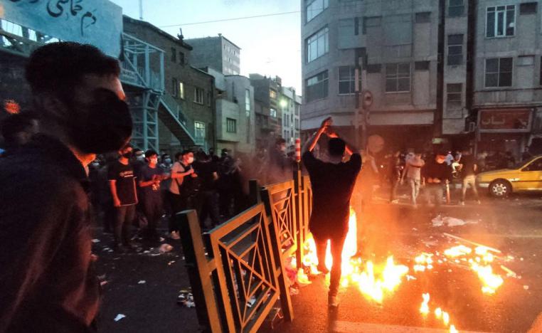 الايرانيون يكسرون حاجز الخوف