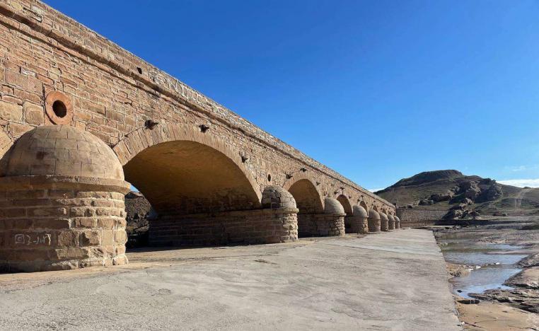 تصميم الجسر يحمل دلالات زمنية لافتة