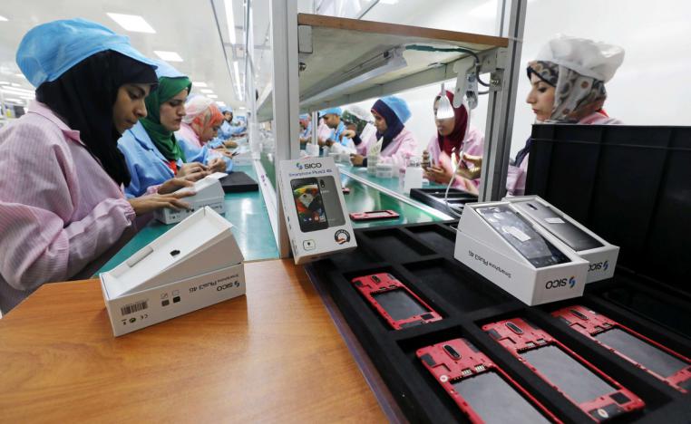 lzv تريد تشجيع الصناعة المحلية وجذب شركات عالمية لتوطين صناعة المحمول