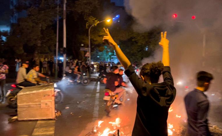 استمرار الاحتجاجات ليلا وتمددها الى عدة مدن