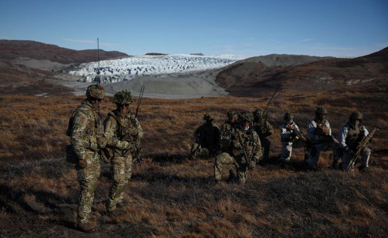  أفراد من القوات المسلحة الدنماركية والفرنسية تتدرب على رصد تهديدات محتملة في غريلاند