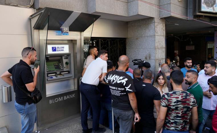 اللبنانيون ينتظرون الإفراج عن أموالهم 