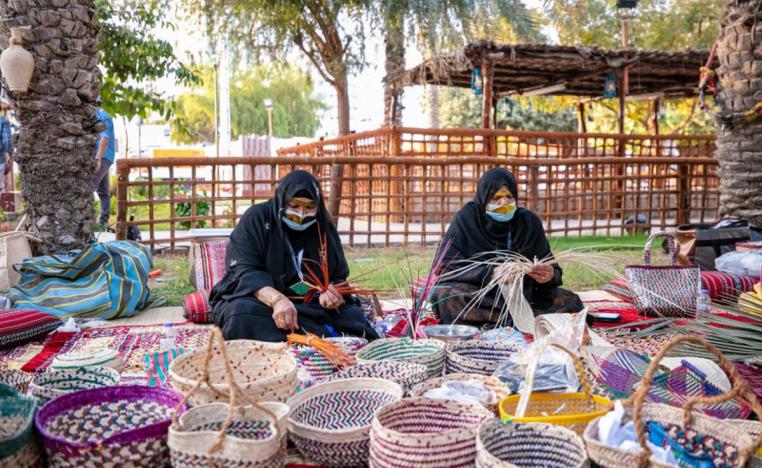 النساء تبدع ألواناً من مشغولات سعف النخيل