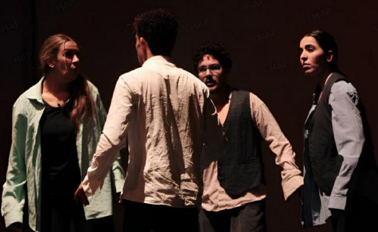 لقطة من مسرحية 'هم'