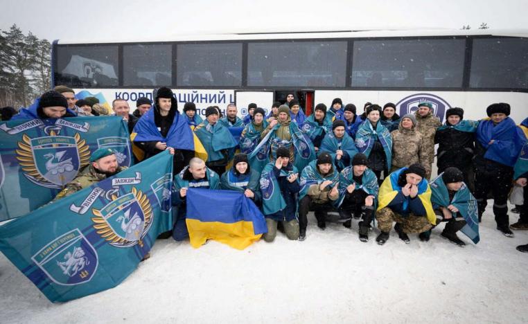 الأسرى الأوكرانيون في طريق العودة إلى عائلاتهم 