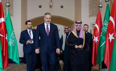 هاكان فيدان والأمير فيصل بن فرحان 