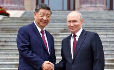 Xi shaking hands with Putin