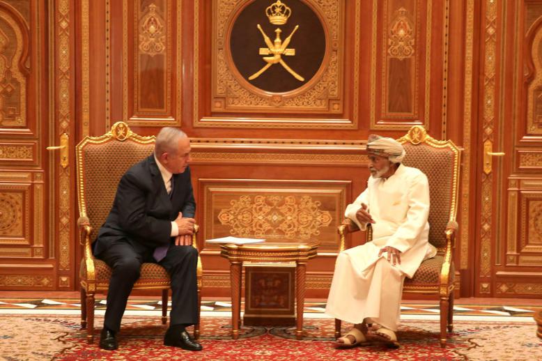 السلطان قابوس يتحدث لرئيس الوزراء الإسرائيلي بنيامين نتنياهو