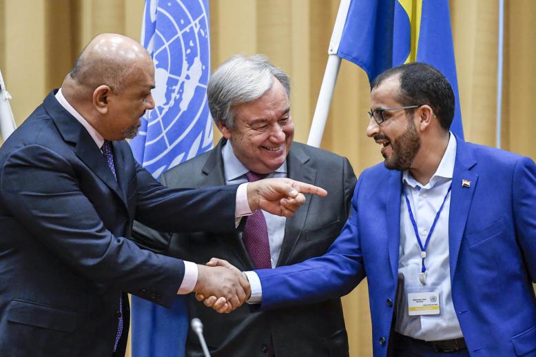 الأمين العام للأمم المتحدة أنطونيو غوتيريش يتوسط مصافحة وزير الخارجية اليمني خالد اليمان وممثل الحوثيين محمد عبدالسلام