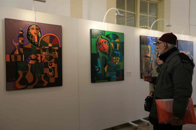 تعرض في المتحف أعمال لـ29 فنانا حول الفن المعاصر