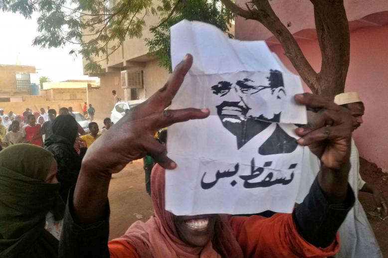 تنحي البشير مطلب شعبي
