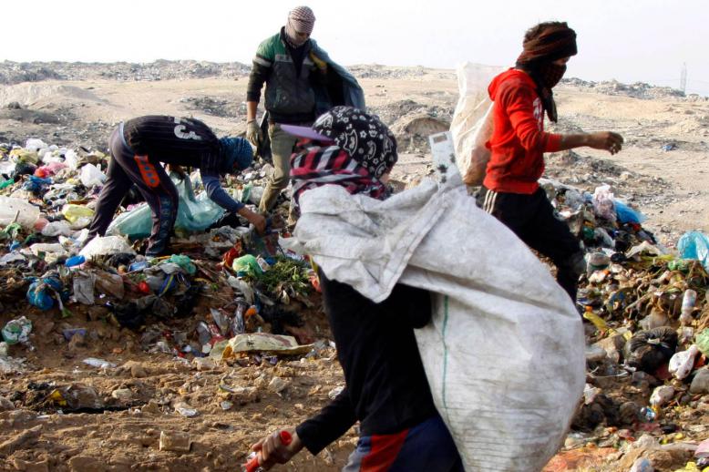 عوائل نجفية تبحث عن رزقها بين الأزبال